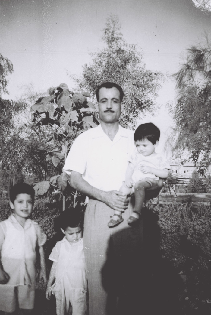 افراد من عائلة حسني في متنزه