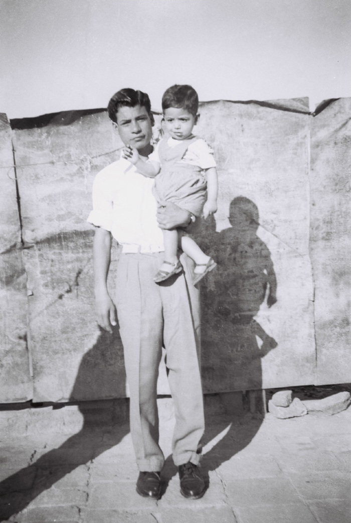 شاب وطفل من عائلة رضوان