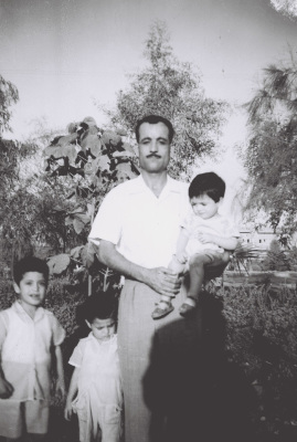 افراد من عائلة حسني في متنزه