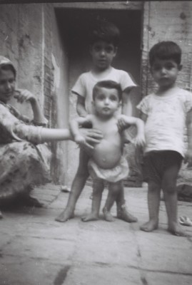 طفل صغير في خطواته الأولى