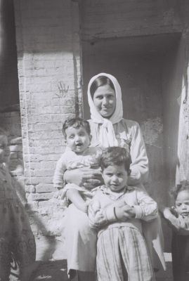 أقارب من عائلة رضوان