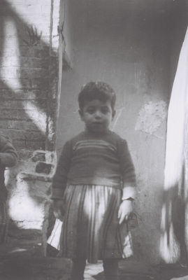 طفل يرتدي زي تقليدي