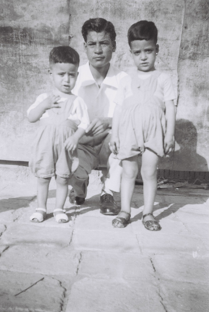 اشقاء واقارب من عائلة رضوان في العراق