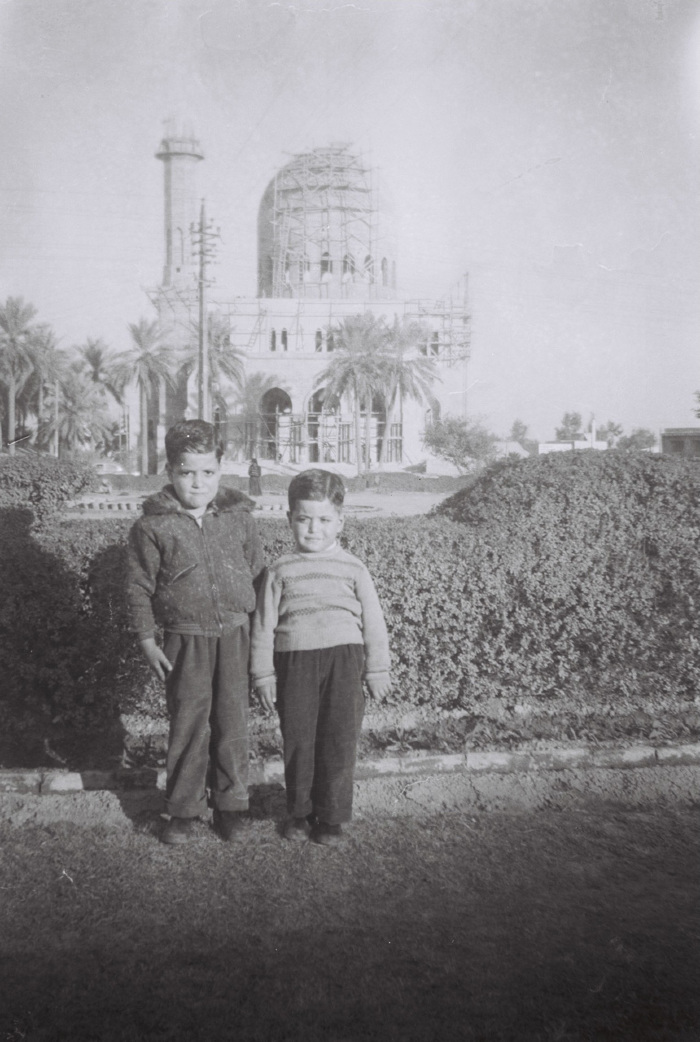 شقيقىان في ساحة الجندي المجهول في العراق