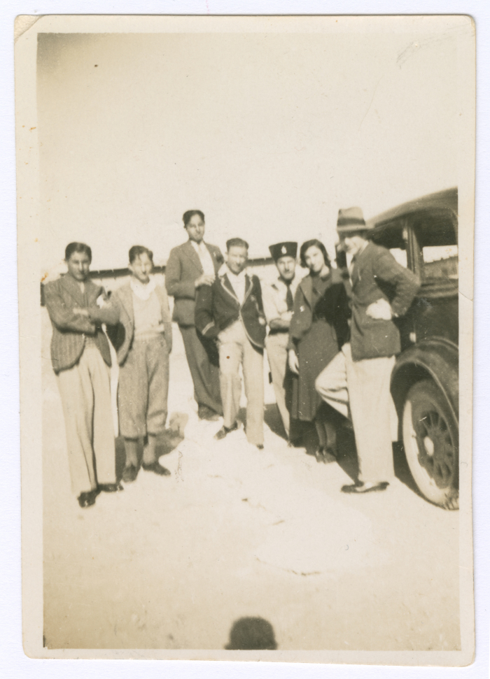 اشخاص بينهم زوجان خلال شهر العسل