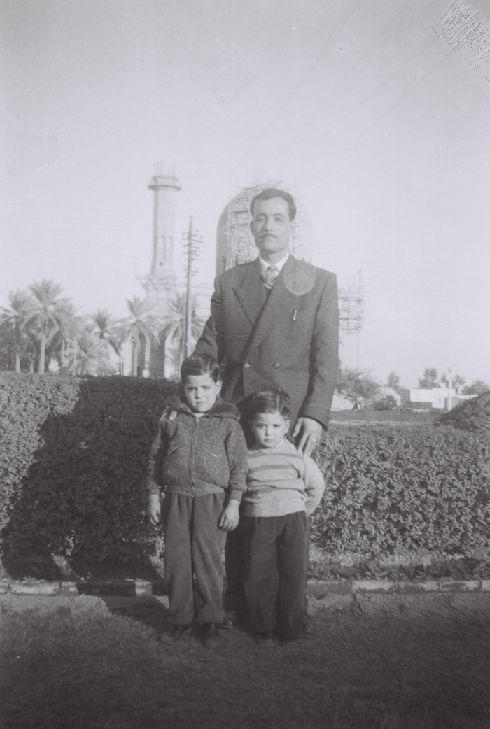 اب واطفاله في ساحة الجندي المجهول