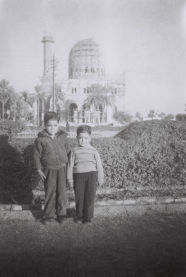 شقيقىان في ساحة الجندي المجهول في العراق