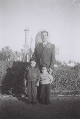 اب واطفاله في ساحة الجندي المجهول