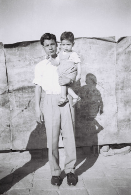 شاب وطفل من عائلة رضوان