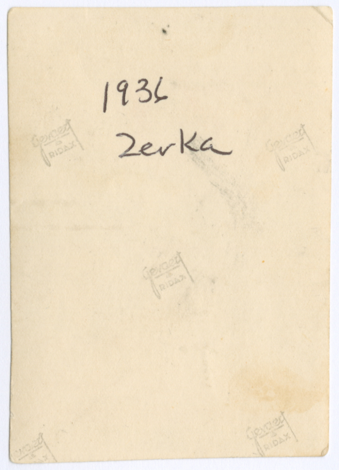 اشخاص بينهم زوجان خلال شهر العسل