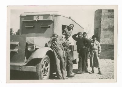 عمال قرب حافلة مصفحة