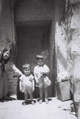 اشقاء ورجل من عائلة رضوان