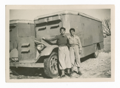 طفلان بجانب حافلة