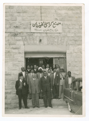 لقطة تجمع رجال امام مصنع كراسي الخيزران