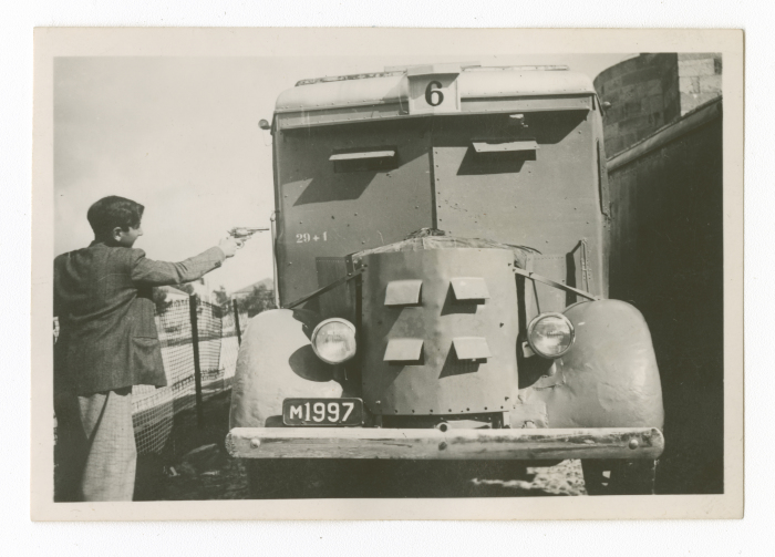 طفل بجانب باص