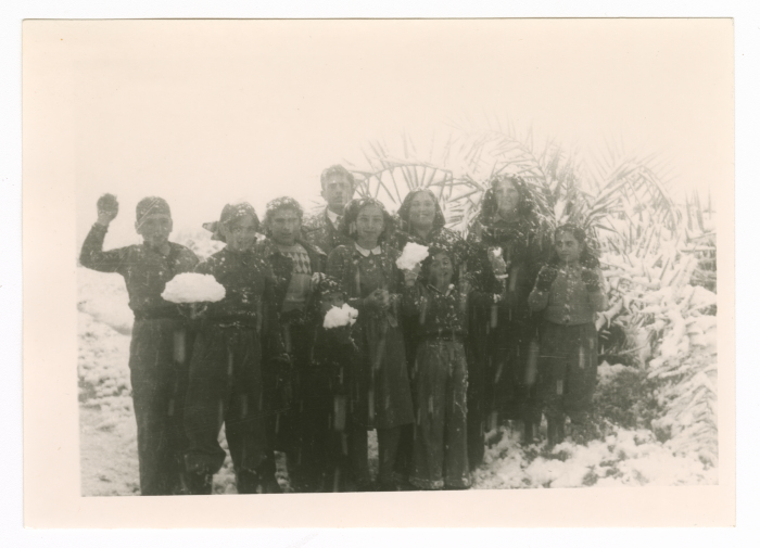 عائلة تلعب بالثلج