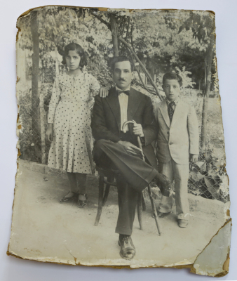 A man from Nabulsi Family with his children ; born in 1890, who was a writer for the Mutasarrıf of Nablus during the 1900s.