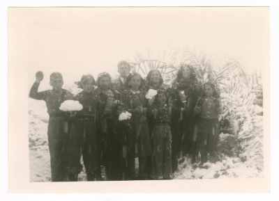 عائلة تلعب بالثلج