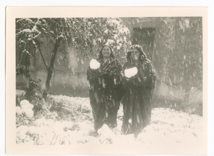 سيدتان تلعبان بالثلج