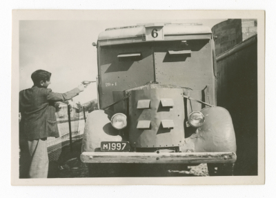 طفل بجانب باص