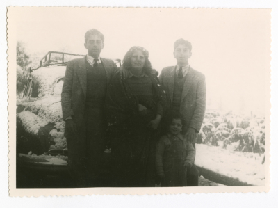 عائلة  تلعب الثلج