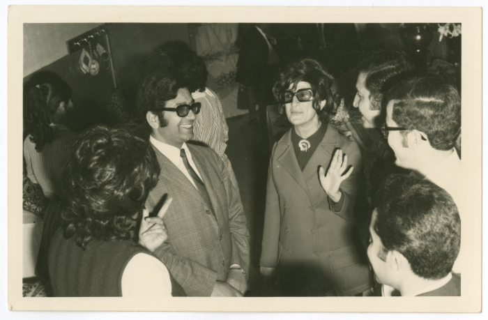 امرأة من عائلة ابو غزالة في احد معارض مدرسة في مدينة نابلس