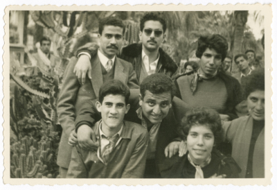 شابة من عائلة ابو غزالة برفقة اصدقائها في جامعة القاهرة في مصر