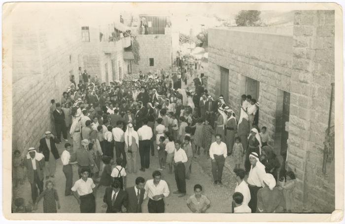 رجال ونساء في حفل زفة