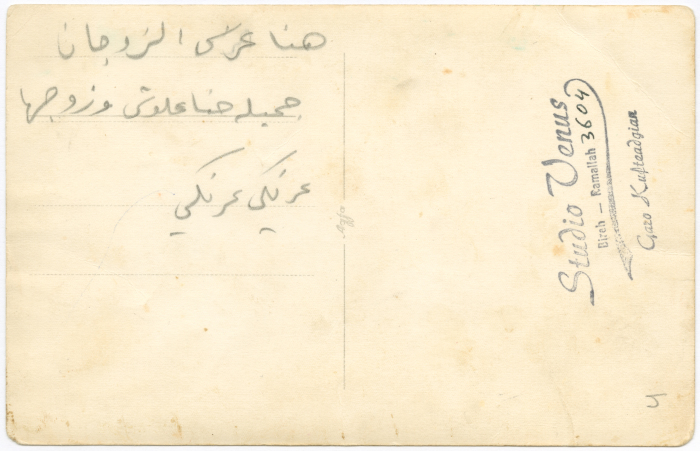 عروسان في استديو من اجل لقطة تذكارية