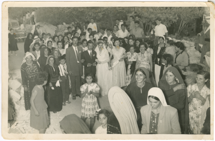 رجال ونساء بالزي التقليدي في مراسم زفاف