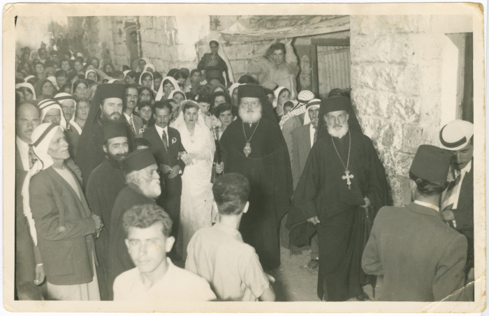 رجال دين يشاركون في حفل زفاف في بلدة بيرزيت