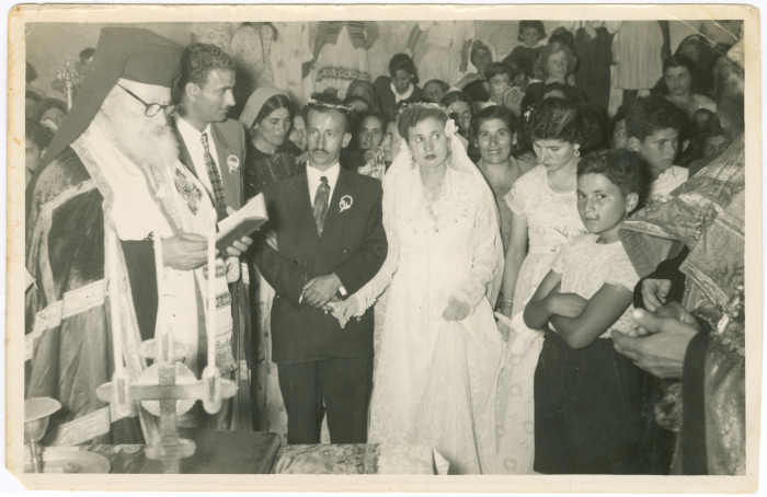 عروسان وعدد من أهالي بلدة بيرزيت في الكنيسة