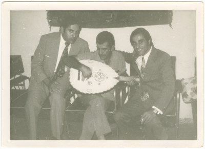 رجل يعزف على العود مع اصدقاؤه