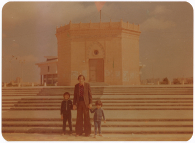 اطفال ورجل امام ضريح عمر المختار