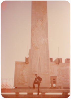 رجل امام متحف جمال عبد الناصر