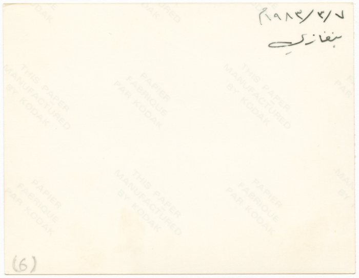 رجل واقف امام بحر