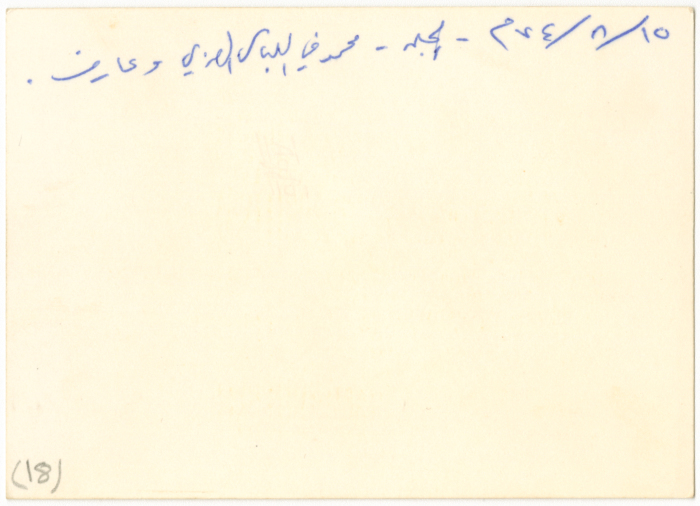 شقيقان في منزل العائلة