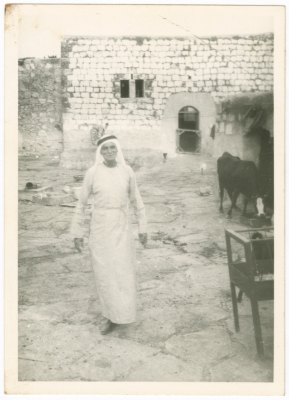 رجل كبير السن امام منزله