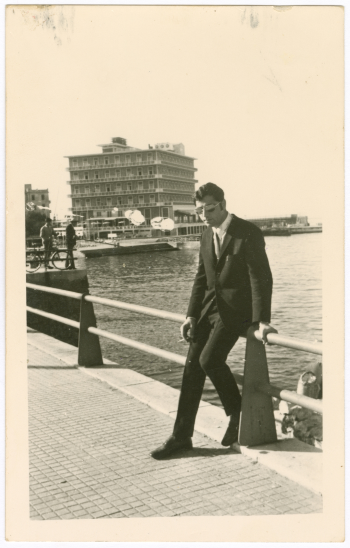 رجل امام البحر