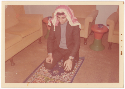 محمد ابو فرحة يصلي في بيت شقيقه