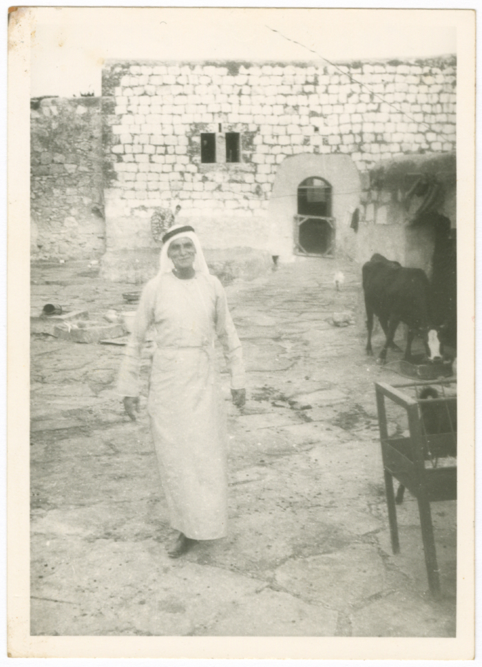 رجل كبير السن امام منزله