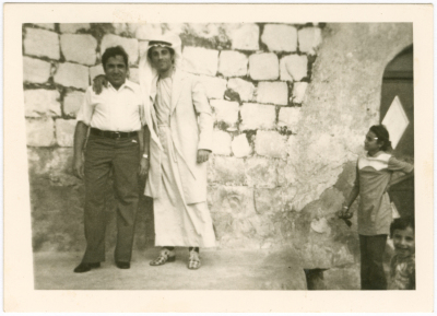 شقيقان في منزل العائلة