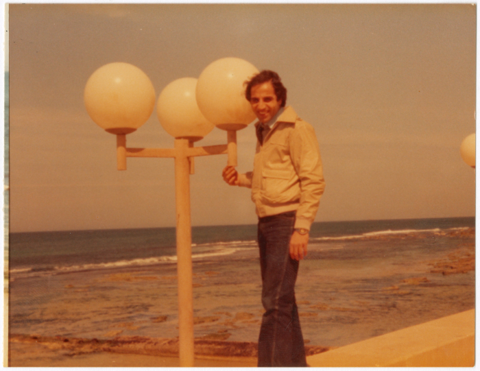 رجل واقف امام بحر