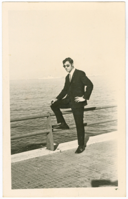 رجل واقف امام البحر