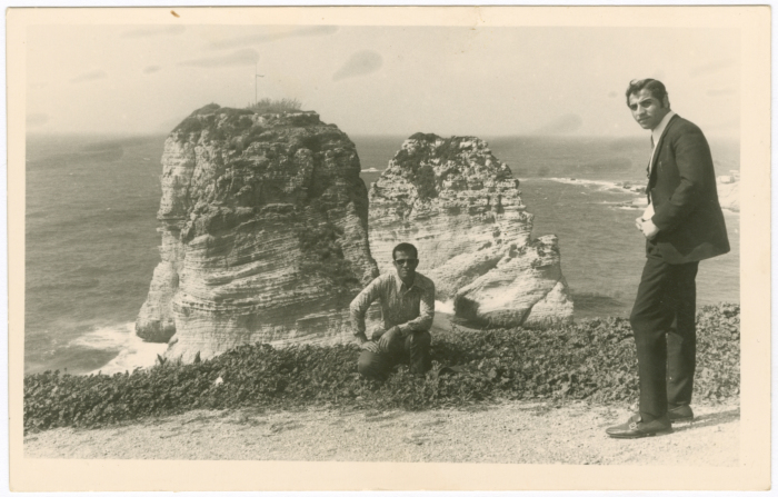 رجلان فلسطينيان عند صخرة الروشة اللبنانية