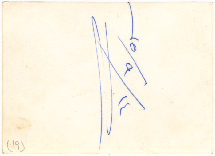 رجل مع ابناء شقيقته