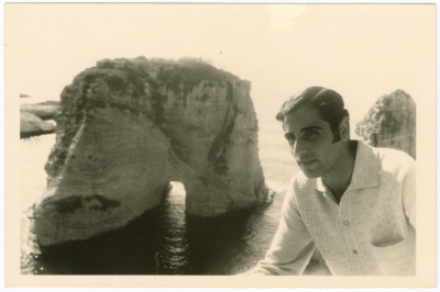 رجل فلسطيني عند صخرة الروشة اللبنانية