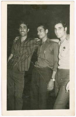 اصدقاء على شاطئ بيروت ليلاً