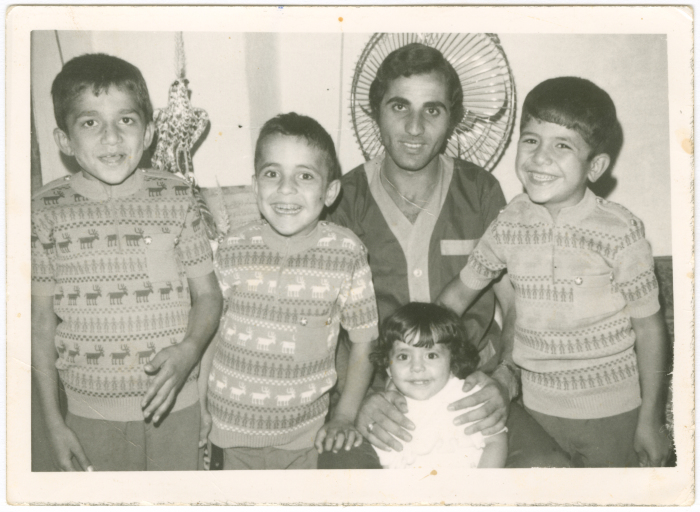 رجل مع ابناء شقيقته