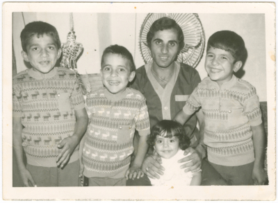 رجل مع ابناء شقيقته